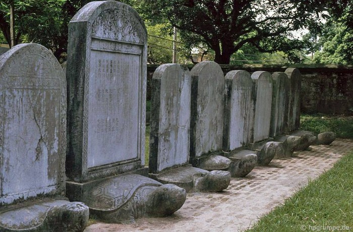 Hàng bia đá khắc tên các ông trạng, thám, tiến sĩ đỗ đạt trong Văn Miếu Quốc Tử Giám. Ảnh chụp năm 1991.